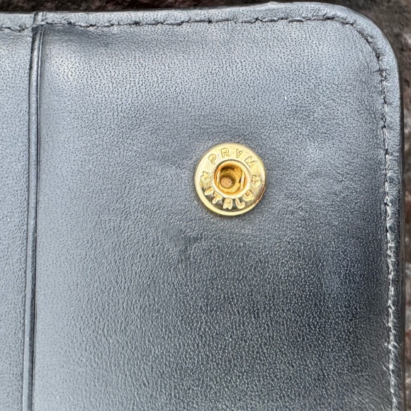 Henri Bendel New York Zip Around Wallet Black & Cream Gold Hardware - Picture 9 of 14